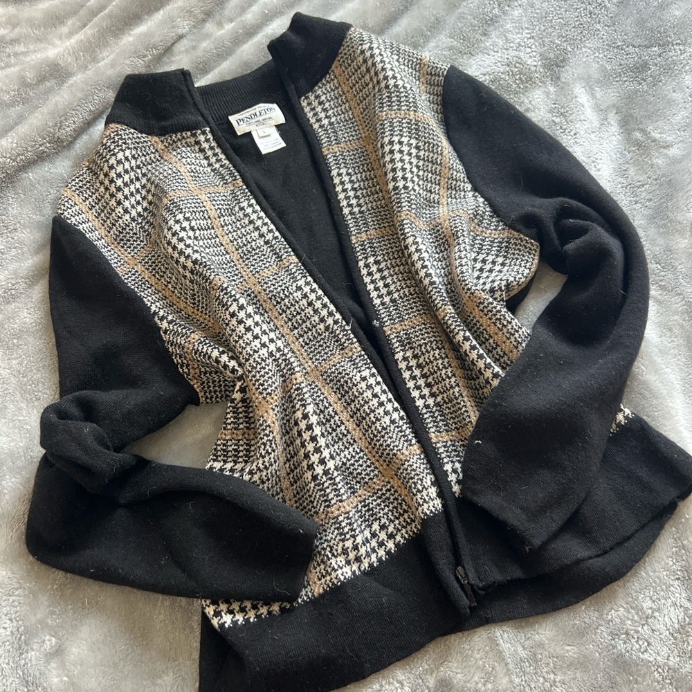 Pendleton Women's Black and Tan Cardigan